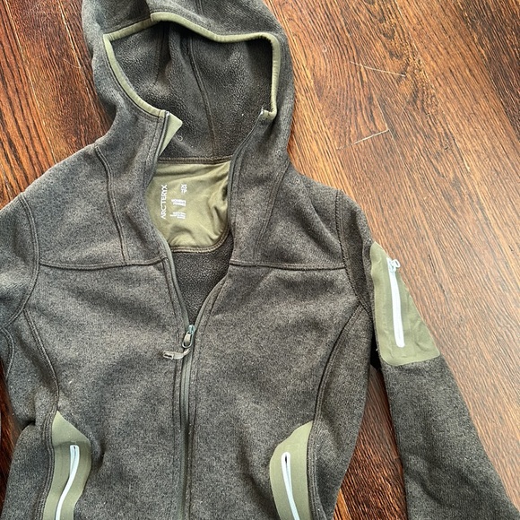 Green Arcteryx Full Zip Sweater with Hood and Zip Pockets - Picture 3 of 4